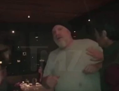 Βίντεο: Ο παραγωγός Χάρβεϊ Γουάνσταϊν χαστουκίστηκε από έναν άνδρα!